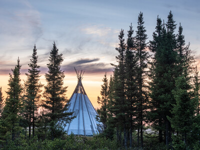 Tipi en forêt dans une communauté crie d'Eeyou Istchee Baie-James